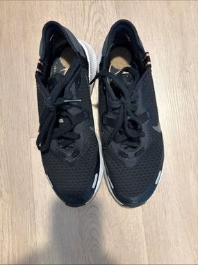 NIKE 7.5 Black Athletic Sneakers with White Soles
